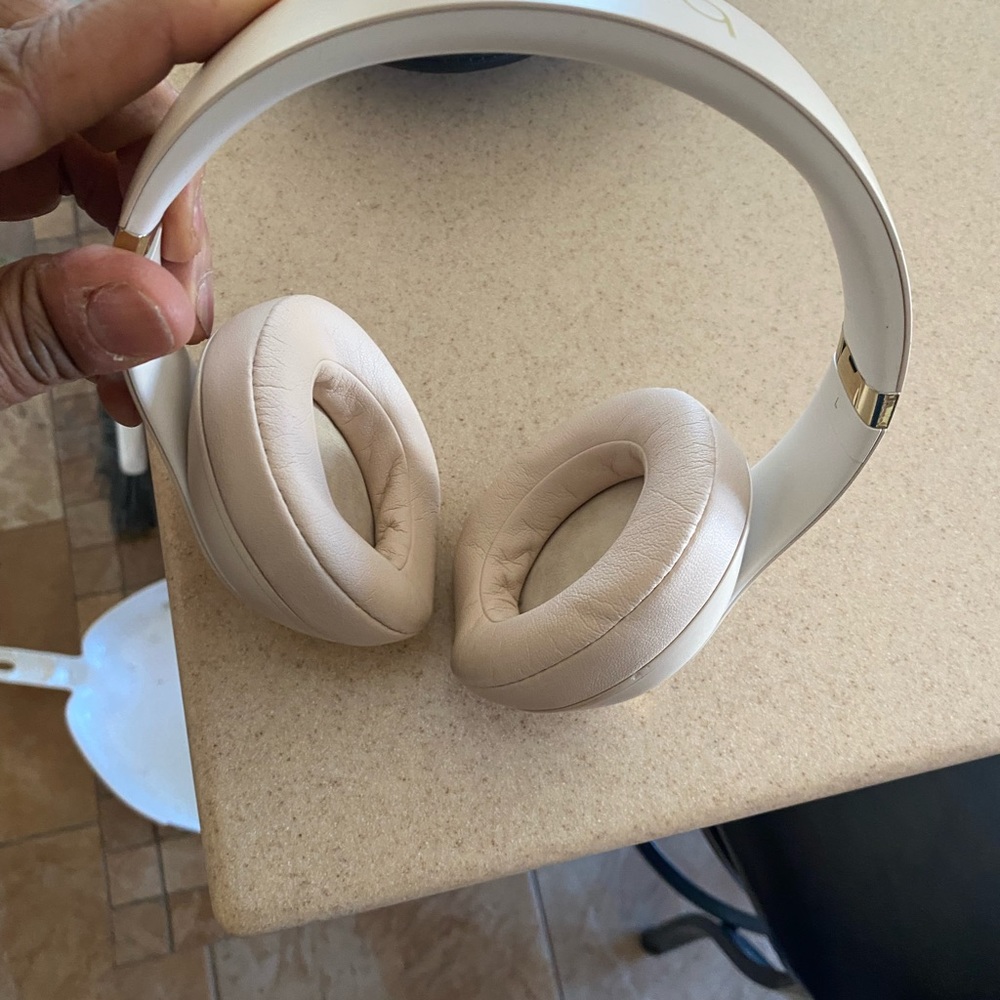 Used Beats Studio³ Wireless headphones